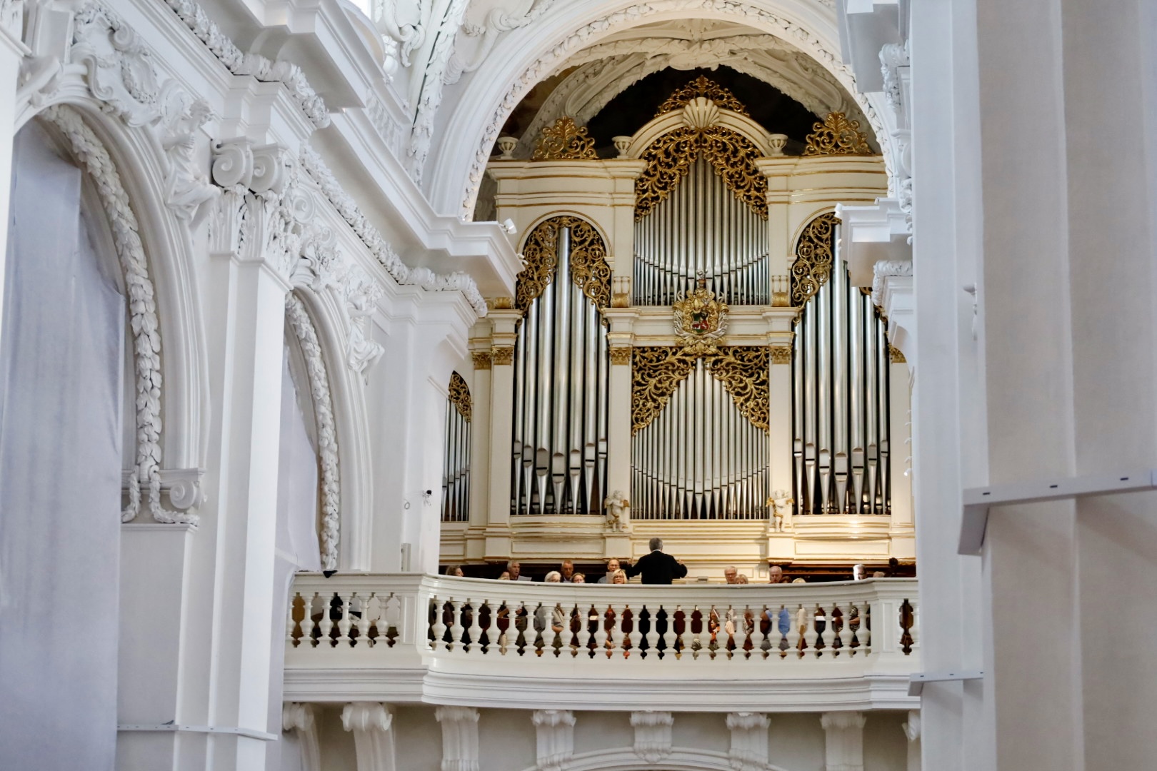 Das Pfeifenwerk der Stiftsorgel erfüllt die Rückwand im ersten Stock der Stiftskirche mit eindrucksvoller Eleganz