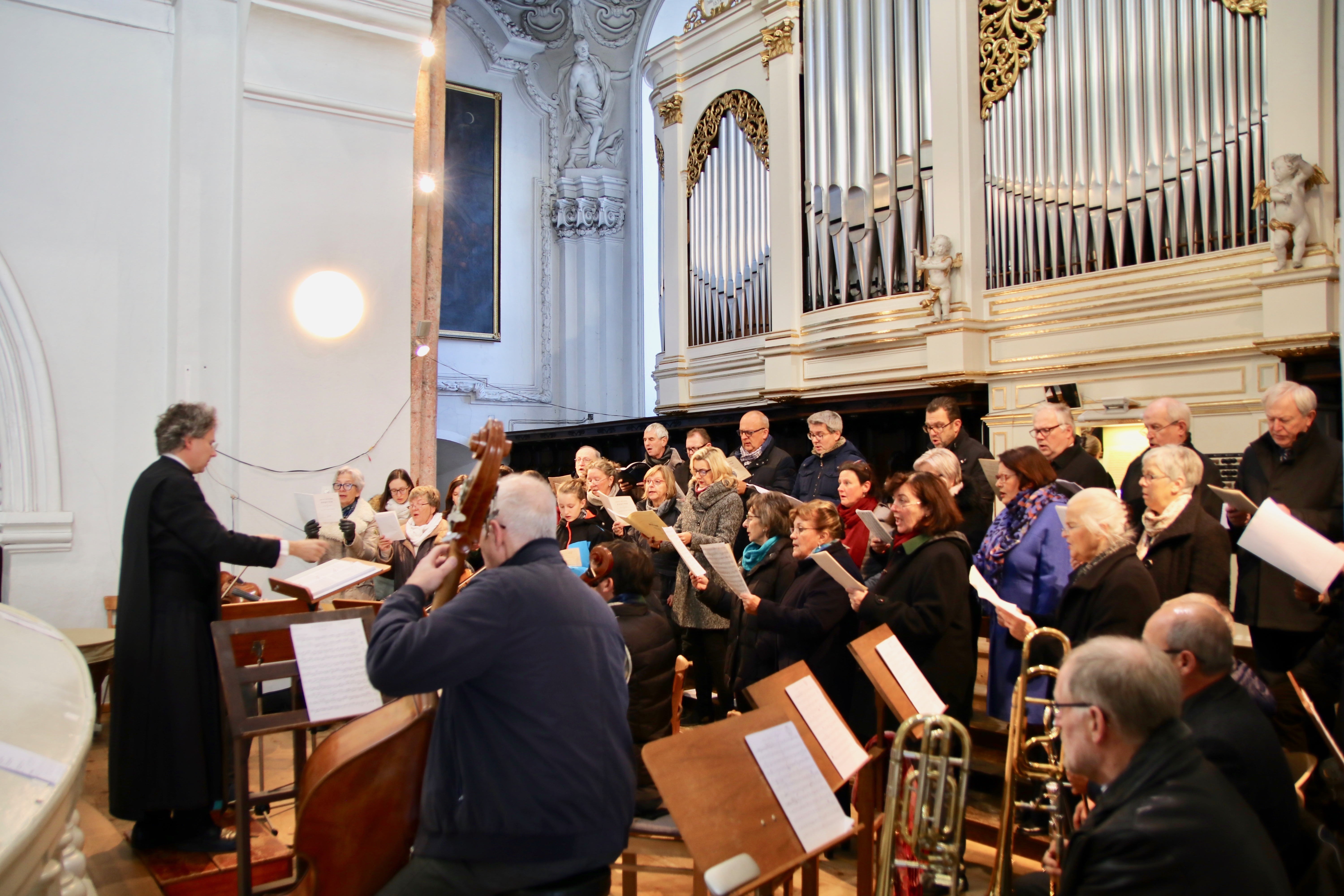 P. Altmann dirigiert Chor mit Bläser und Streicher in der Stiftskirche Kremsmünster