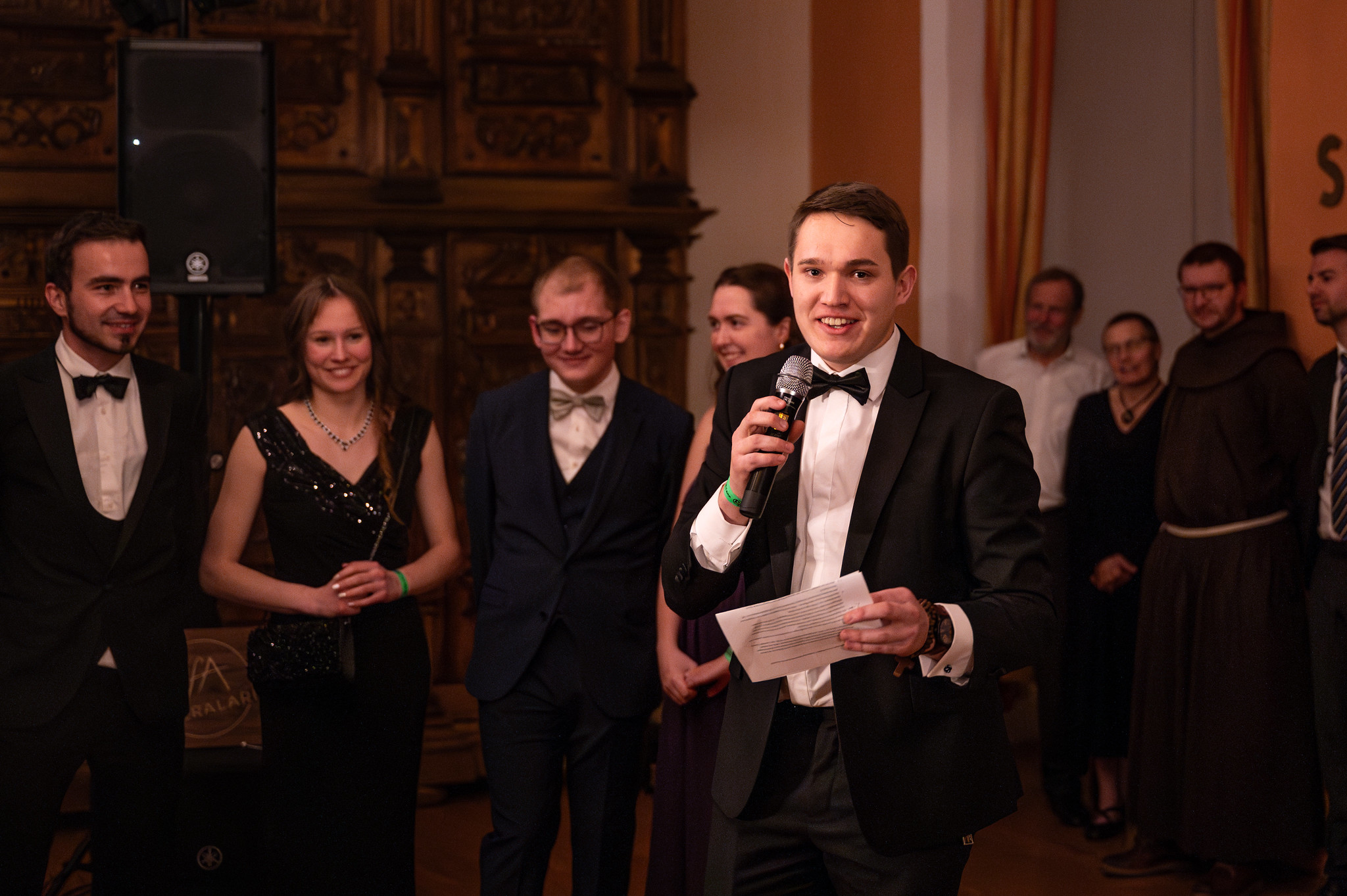 Moderator und Team-Mitglieder des Treffpunkt Ball in eleganter Abendkleidung