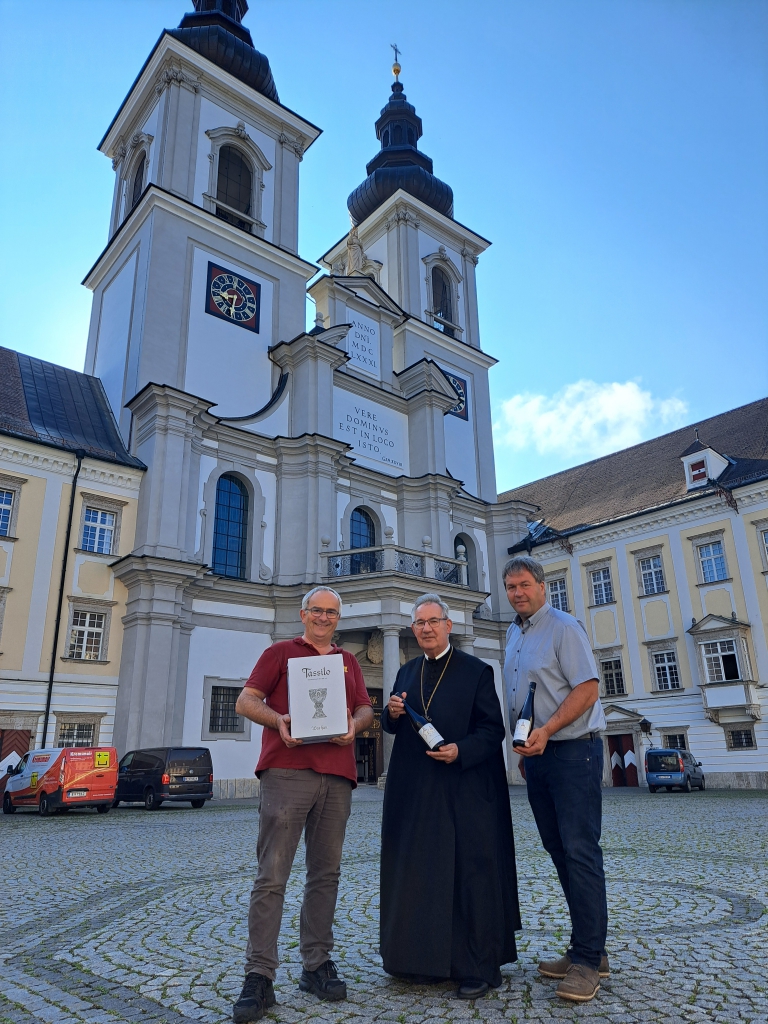 Stiftskirche Sanierung Weinspende Müller vor Kirchenfassade 20240718