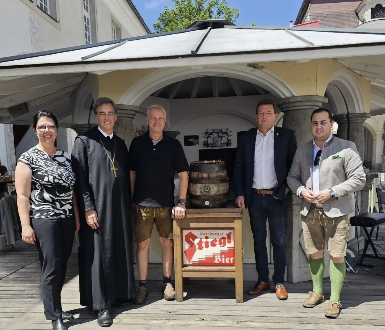 Abt Bernhard und Abt em. Ambros mit neuen und ehemaligen Pächter der Stiftsschank vor deren Eingang