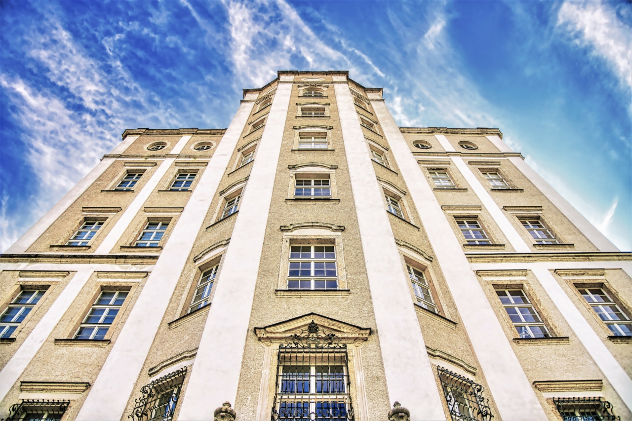 Die Sternwarte: Blick direkt vor der Eingangstür im Erdgeschoss hoch in Richtung blauen Himmel