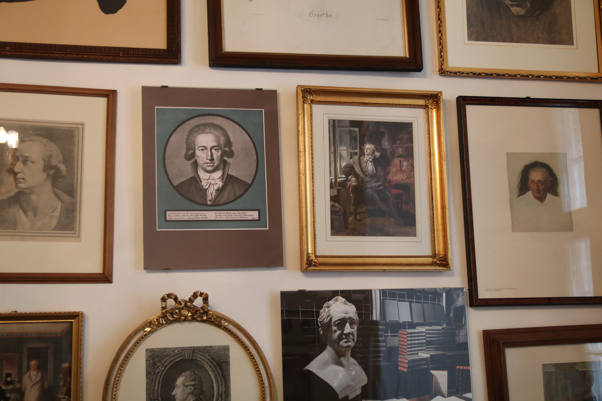 Portraits von Goethe an der Wand als Galerie angebracht