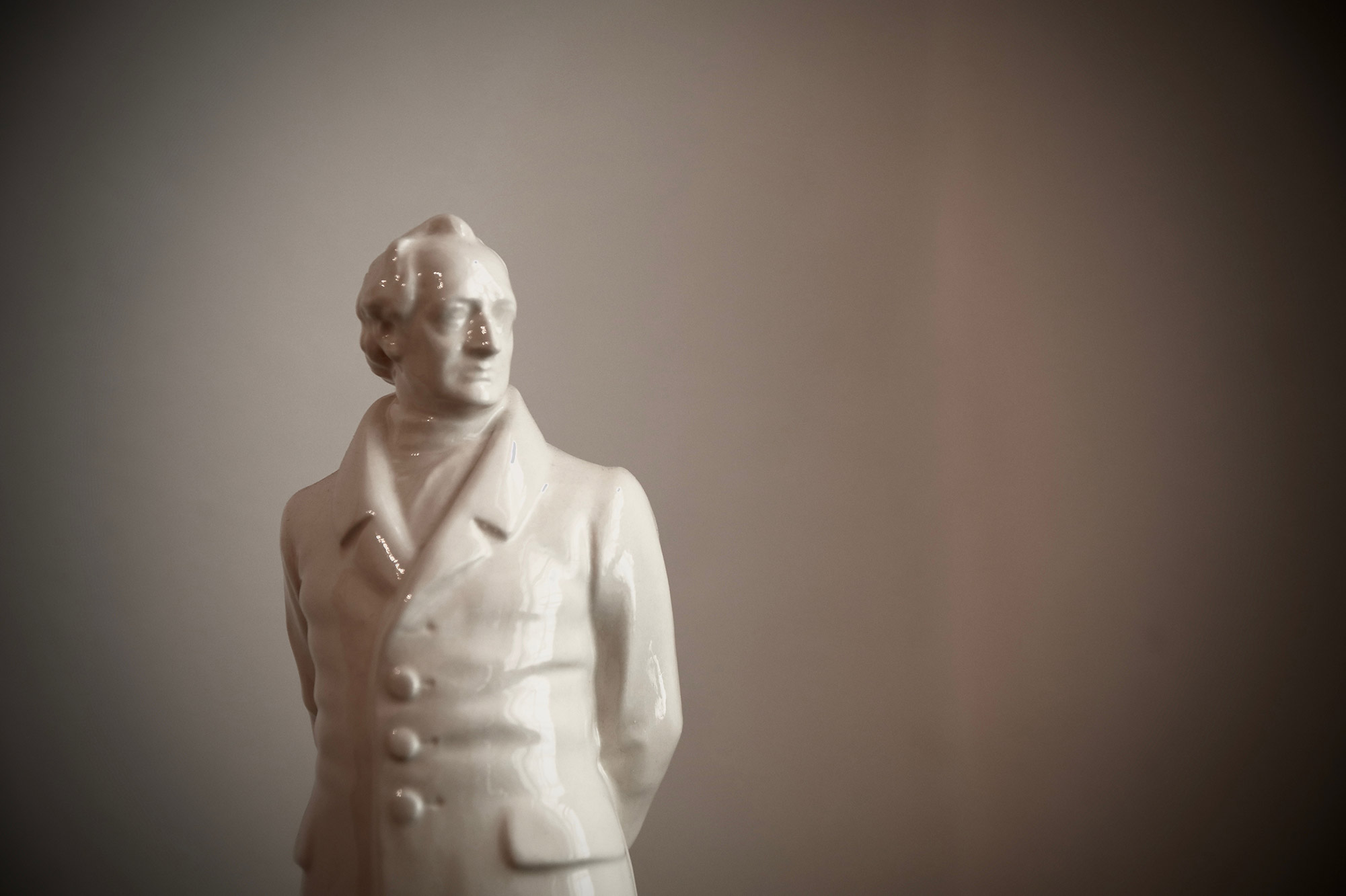 Weiße Keramikstatue von Goethe