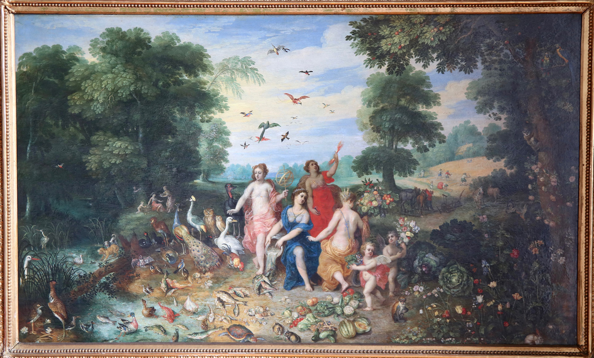 Breughel: wunderschönes Gemälde mit vier leicht bekleideten Frauen mit bunten Schleiern, zwei Engel mit Blumensträußen in den Händen und rundherum viele diverse Kleintiere der Schöpfung