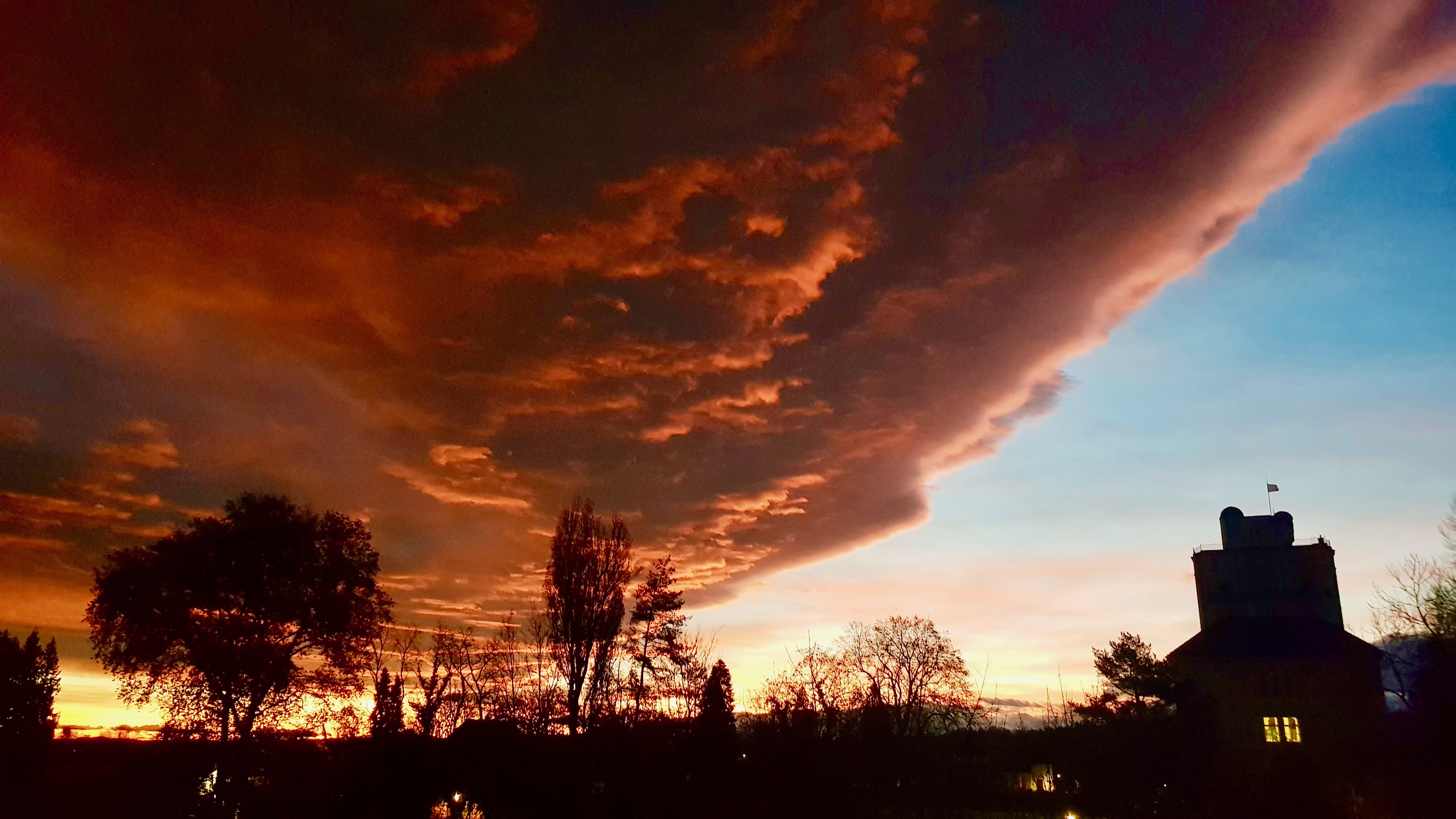 Abendstimmung über der Sternwarte: der halbe Himmel ist mit dunkelroten Wolken bedeckt