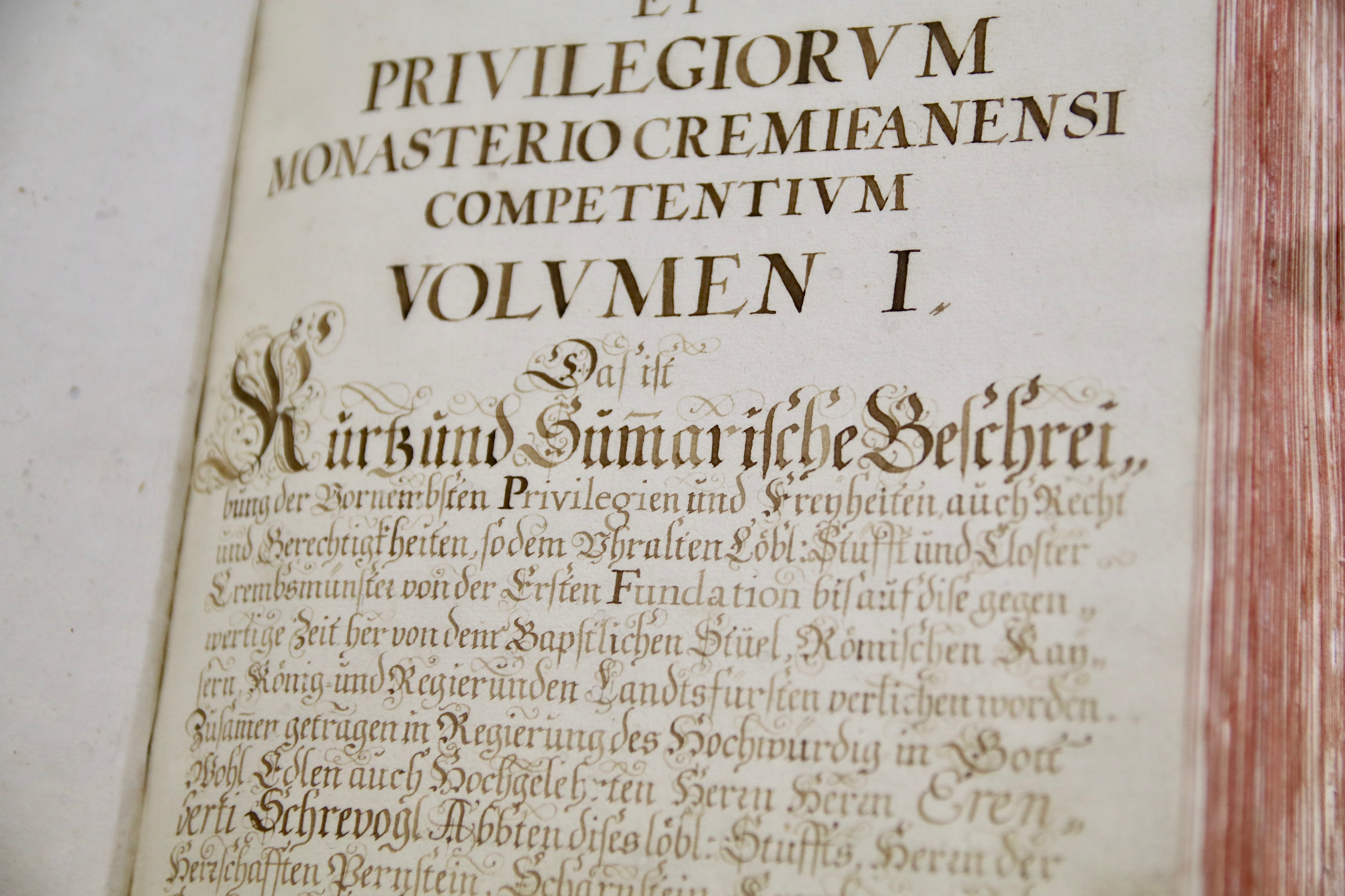 Einblick in die Seiten einer alten Schrift