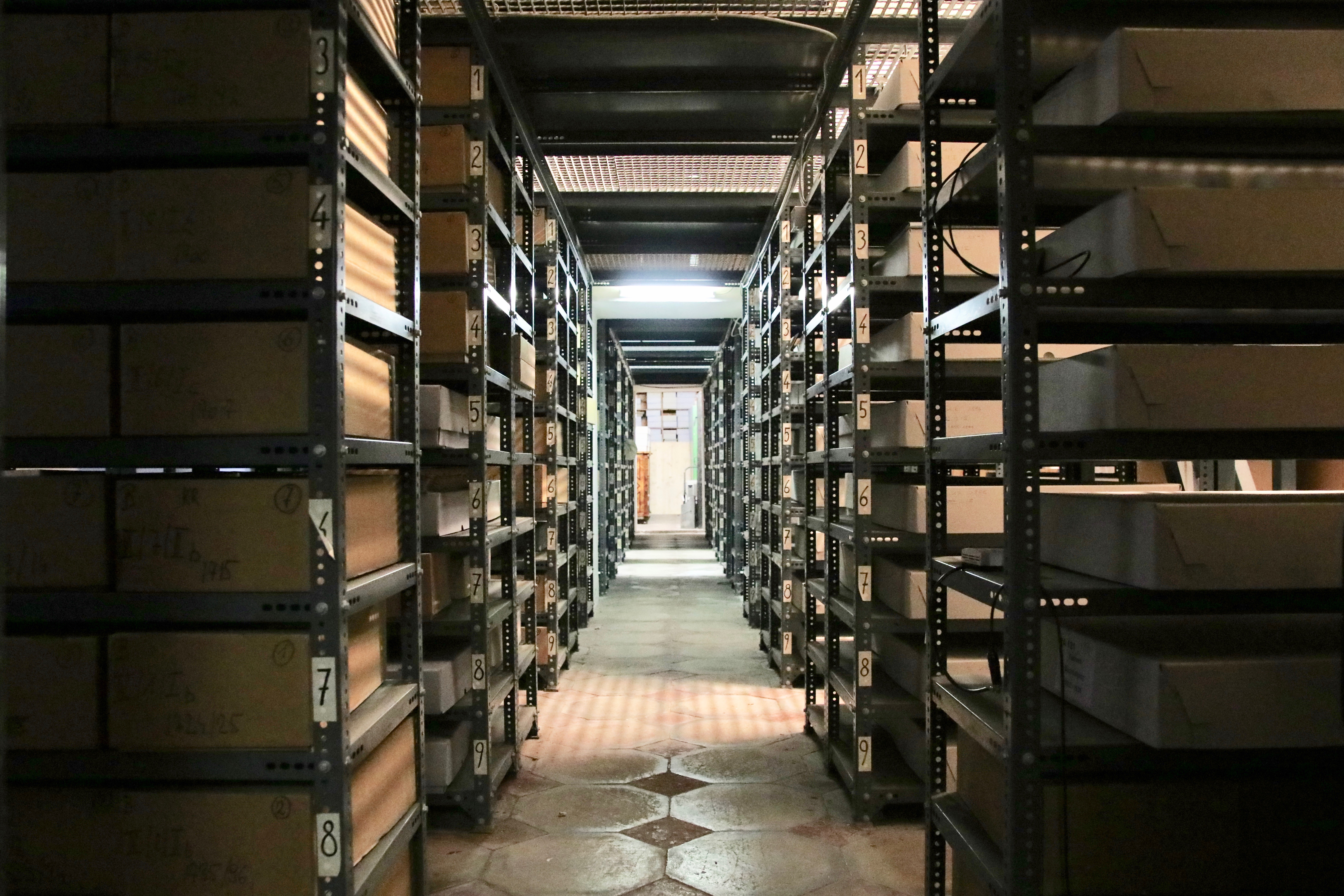 Blick durch den langen Gang des Stiftsarchives