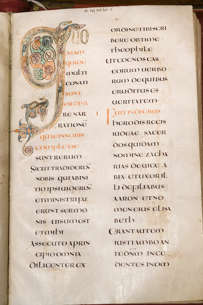 Lateinische Schrift in Farbe sowie ein buntes mittelalterliches Grafikelement