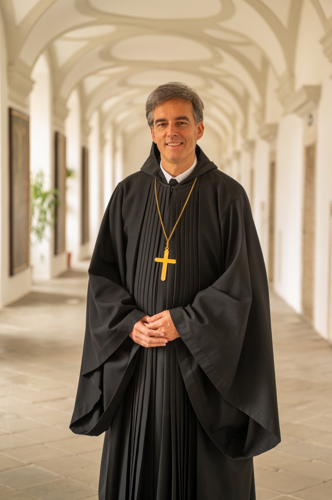 Portrait von Abt Bernhard Eckerstorfer in der Ordenskleidung