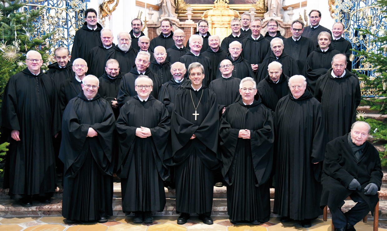Aktuelles Gemeinschaftsfoto der Mönche mit Abt Bernhard Eckerstorfer in deren Mitte