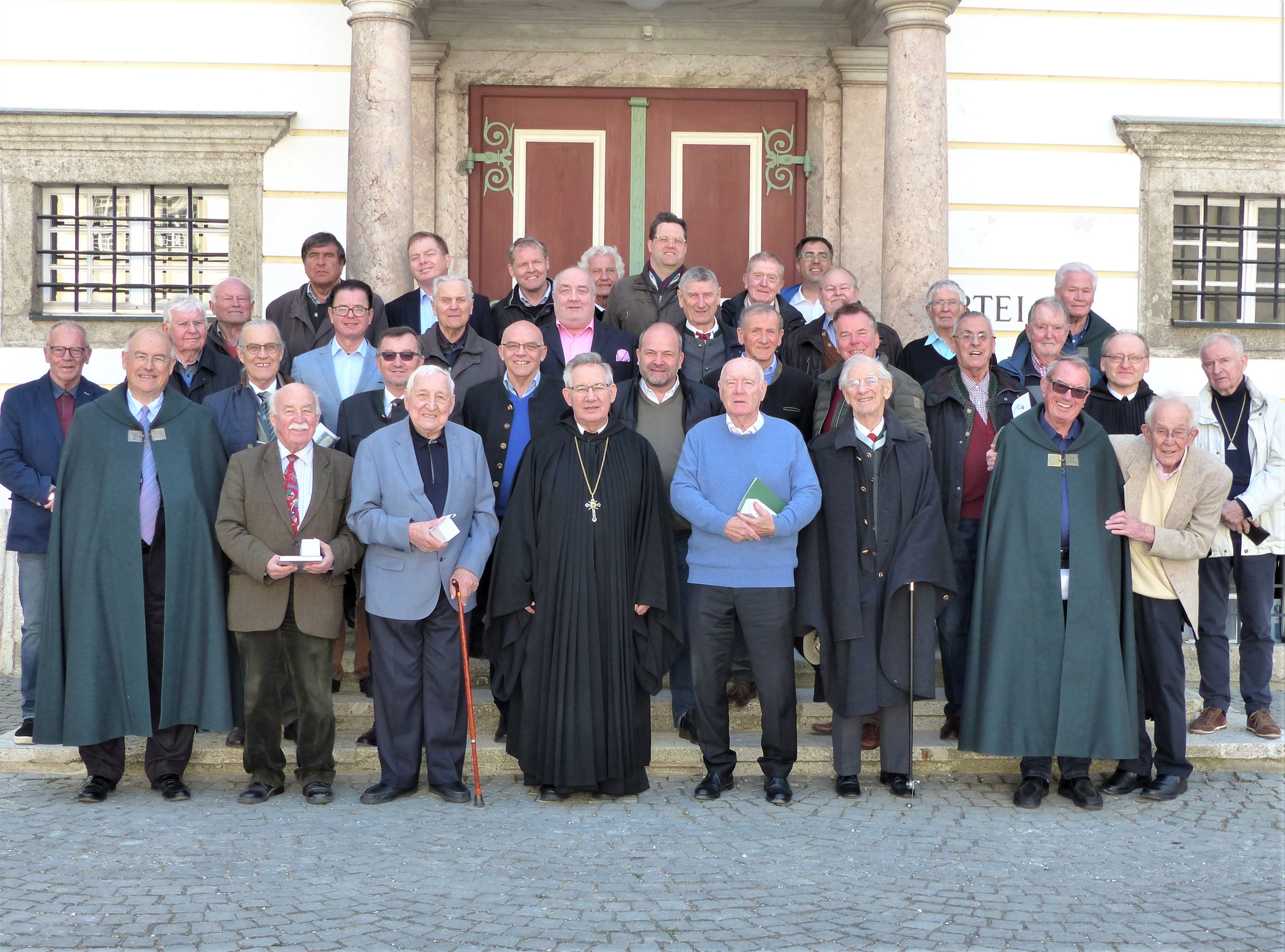 Abt em. Ambros mit einer befreundeten Gemeinschaft von etwa 35 Männern