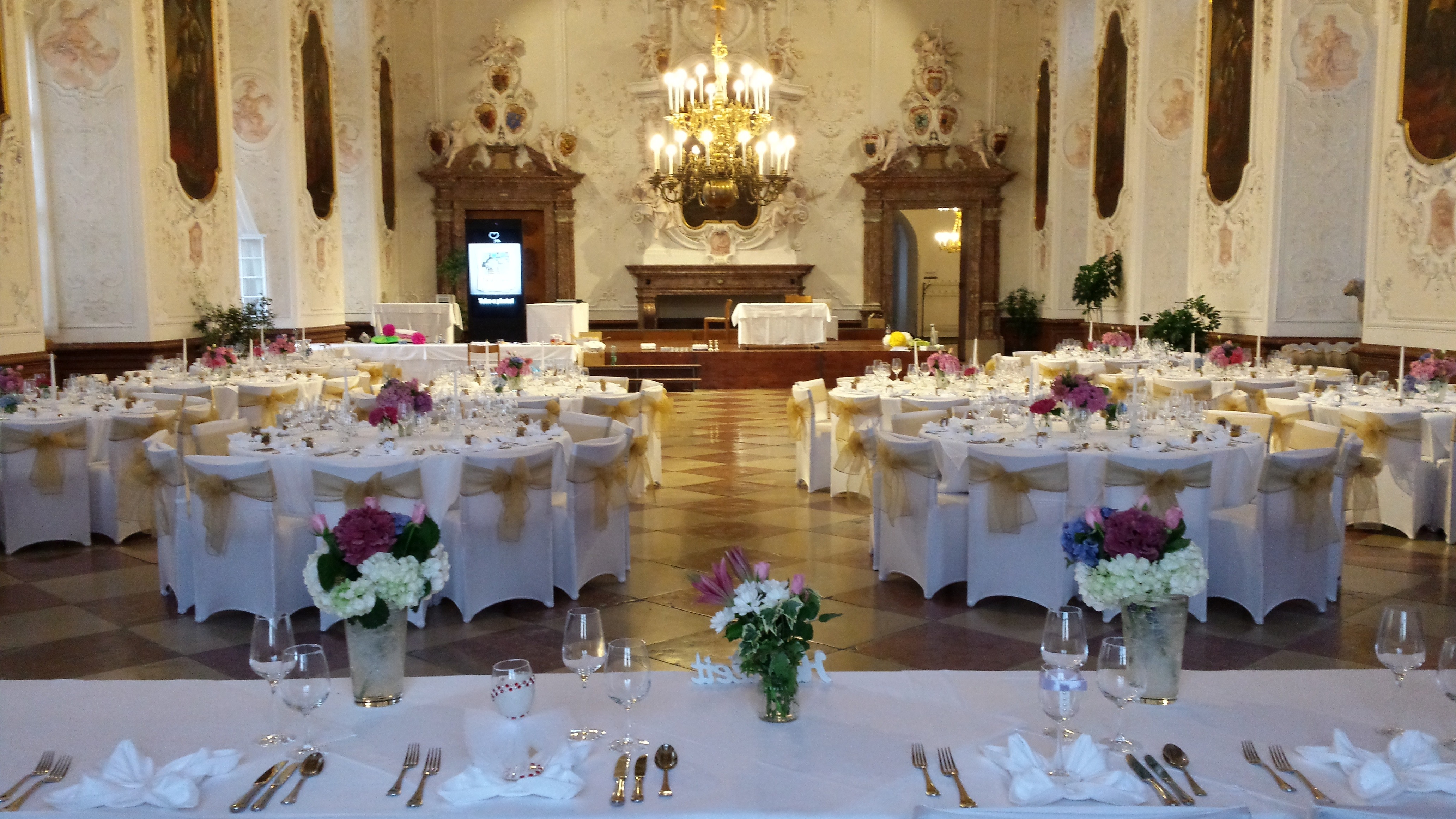 Der Kaisersaal in seiner vollen Pracht gedeckt für eine Hochzeit