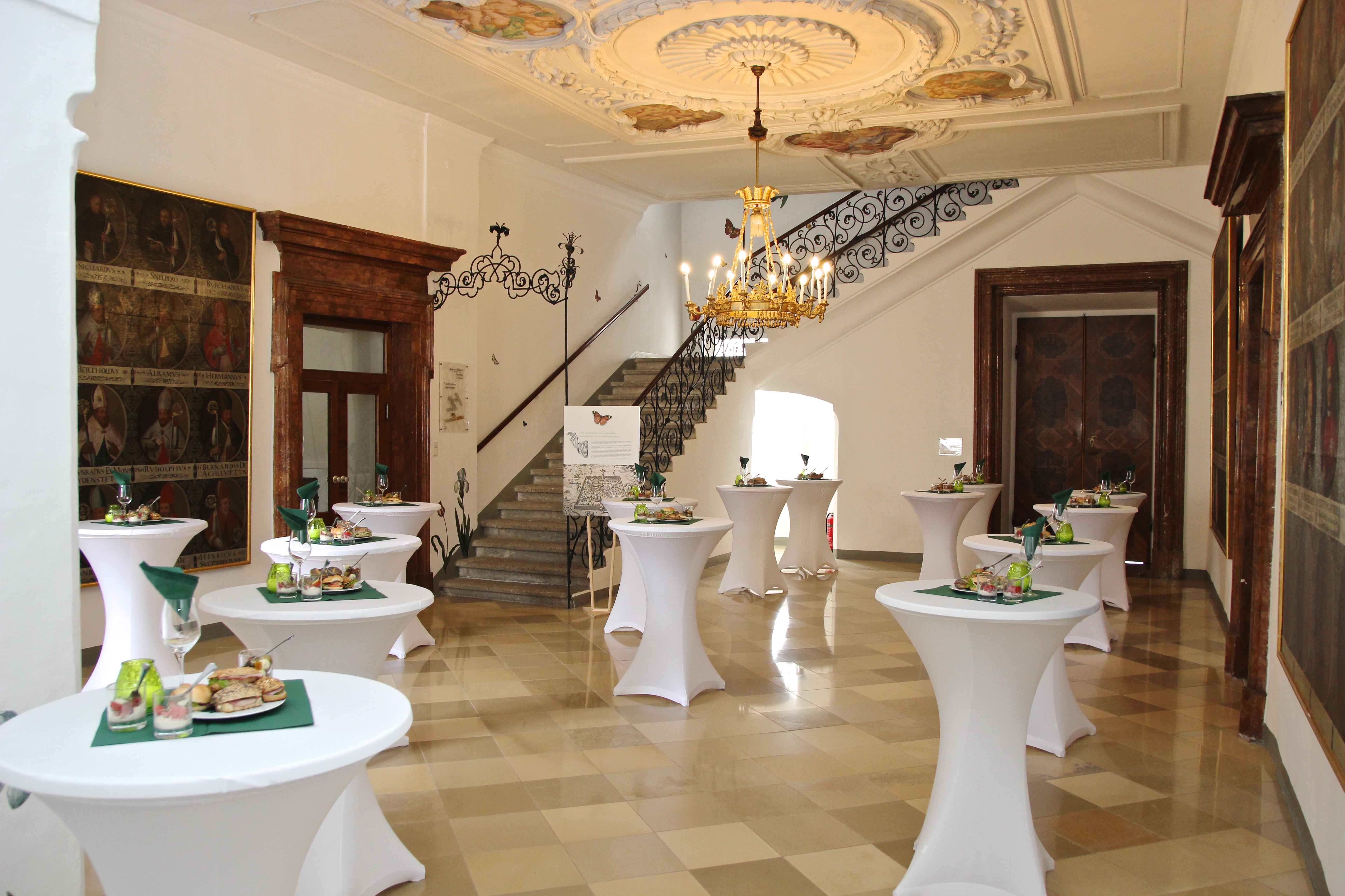 Mehrere schick dekorierte Stehtische gedeckt mit Aperitif im Kaisersaaltrakt