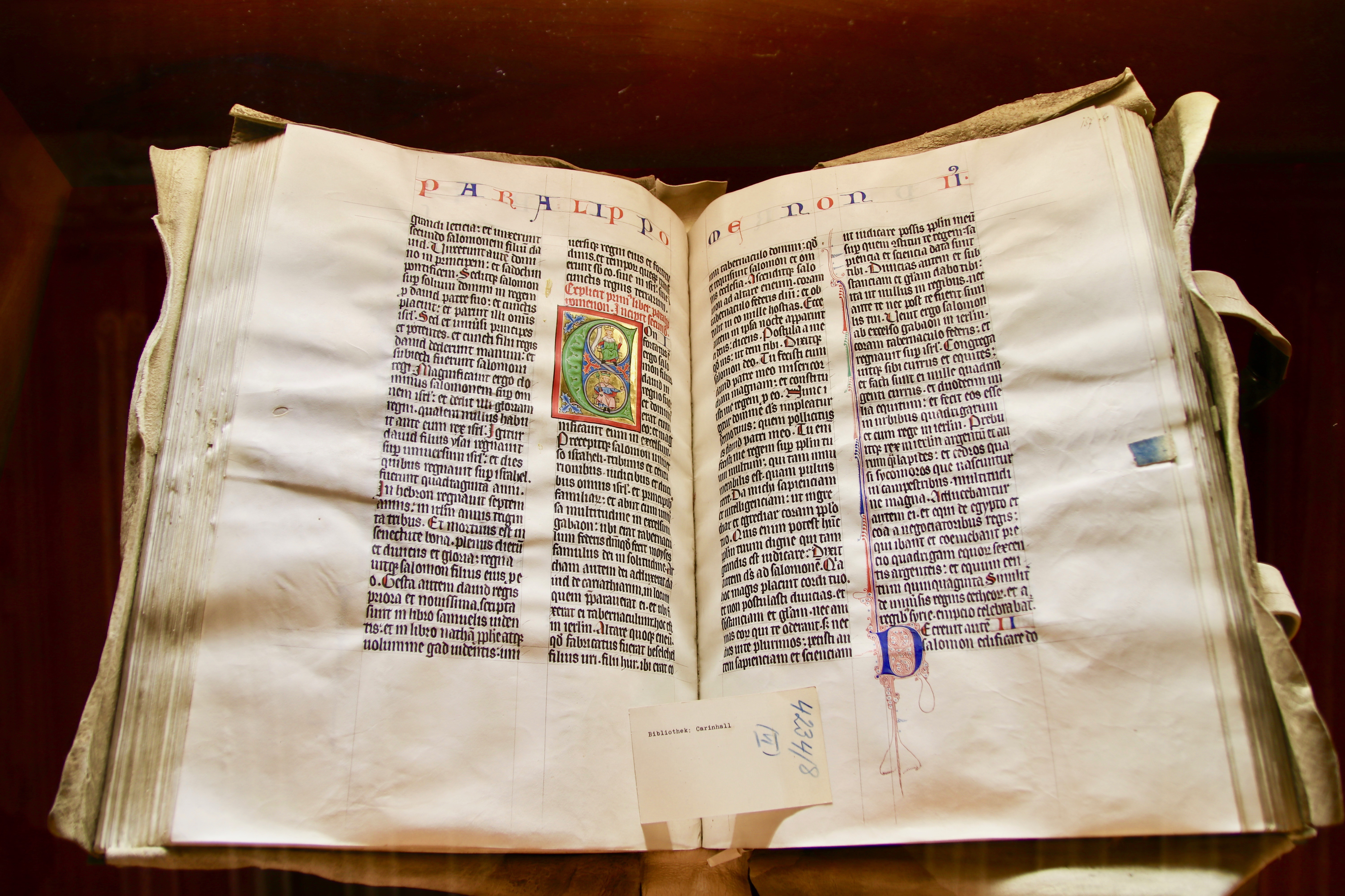 Altertümliches Buch, aufgeschlagen