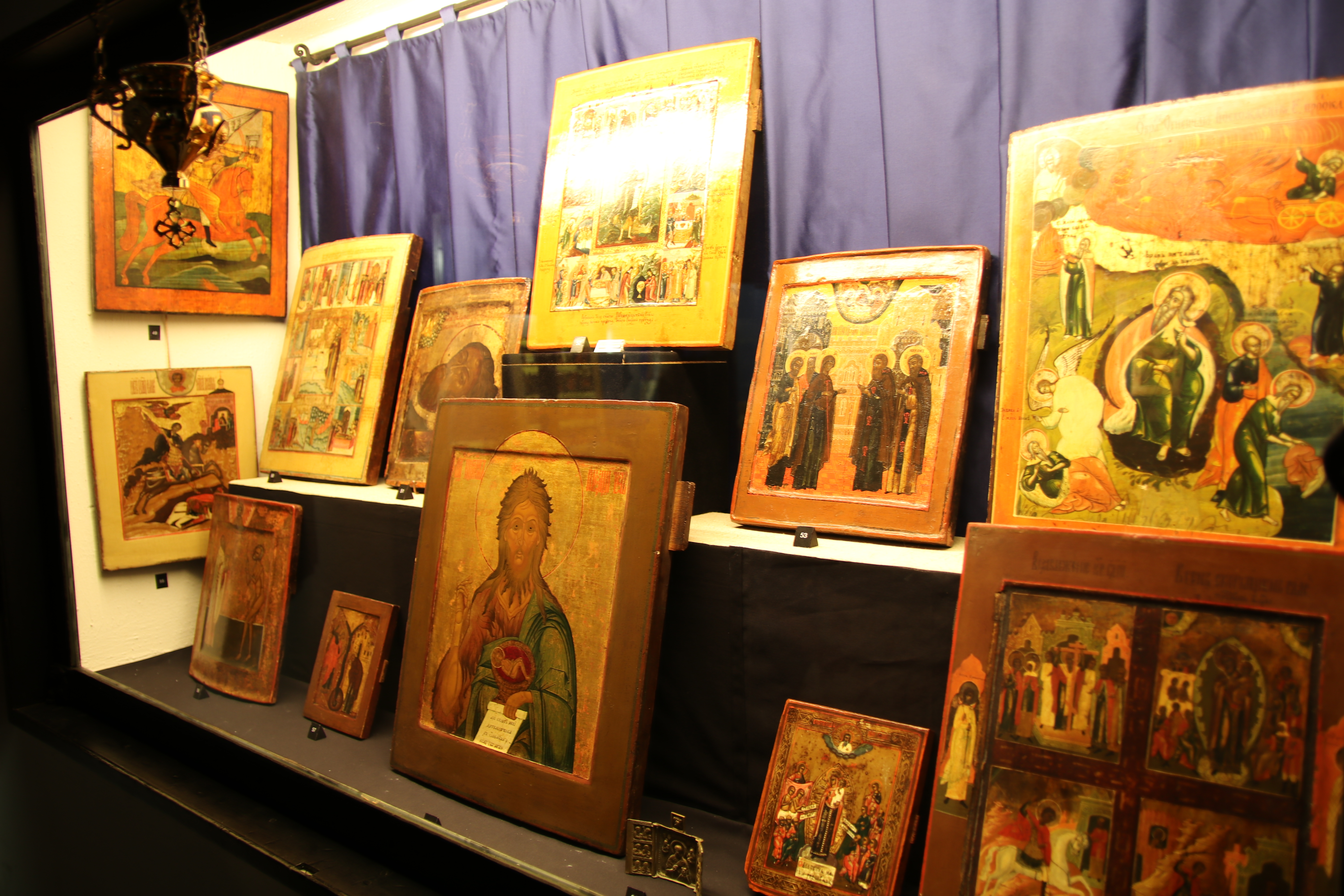 Sammlung an altertümlichen Farbbildern in goldenem Glanz