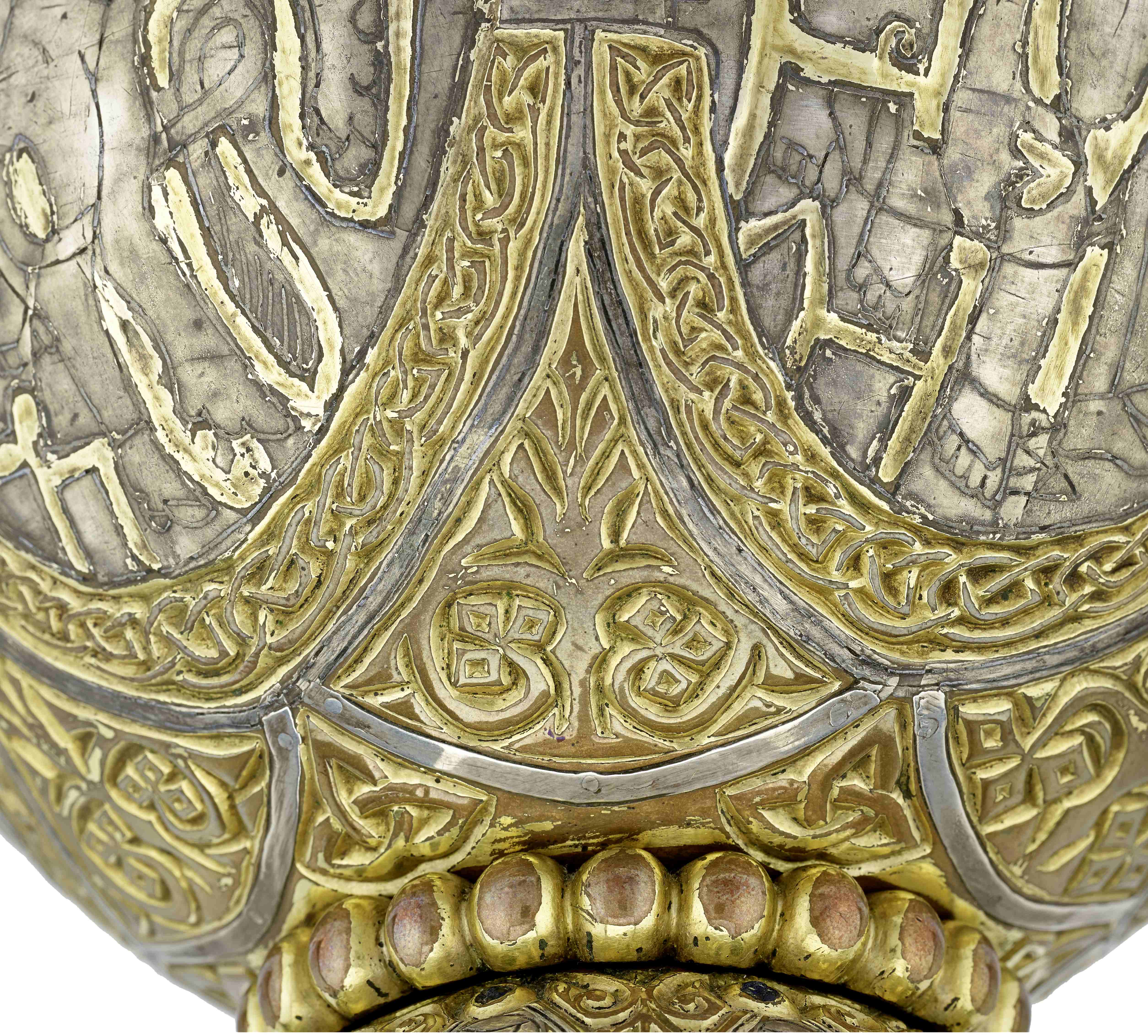 Detailaufnahme des Tassilo Kelches. Komplexe Strukturen und handwerkliche Details wie Lötungen sind gut zu erkennen.