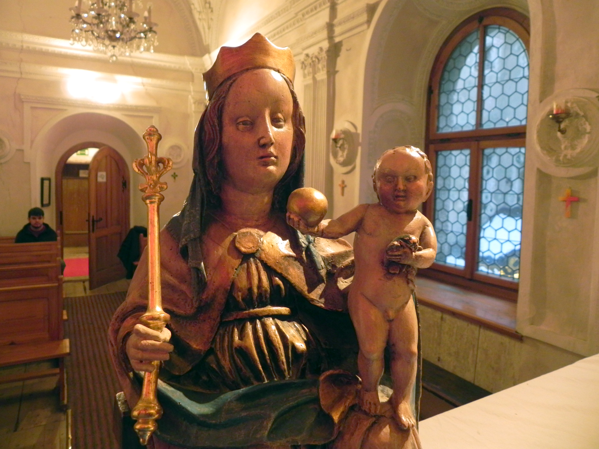 Die Pernsteiner Madonna, eine spätgotische Marienfigur mit dem Jesuskind am Schoß