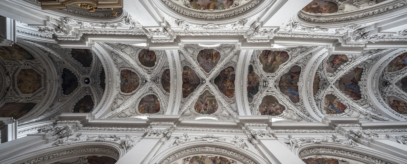 Verschnörkelte Decke der Stiftskirche mit deren vielen wundervollen Malereien
