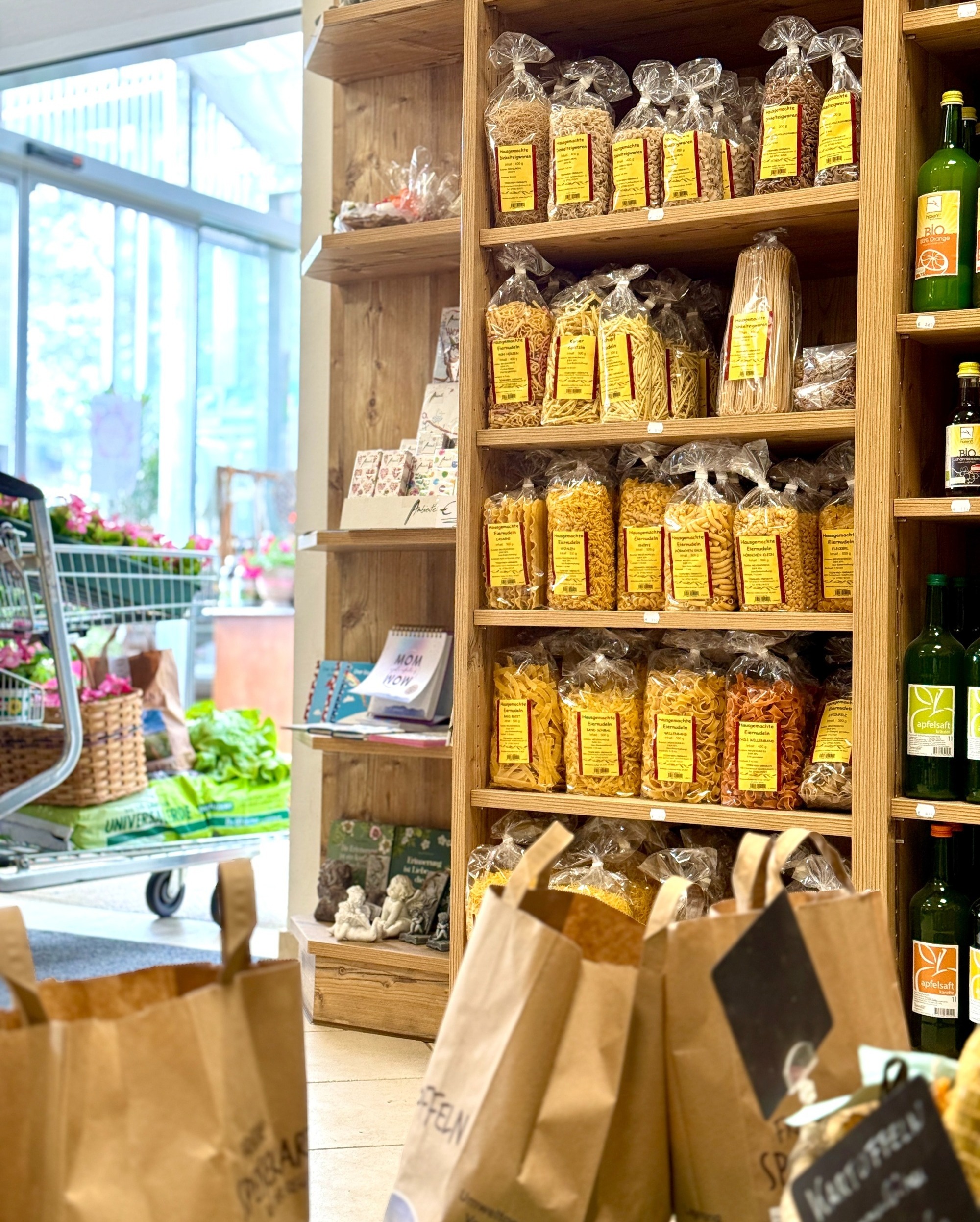 Große Holzregale gefüllt mit regionalen Köstlichkeiten
