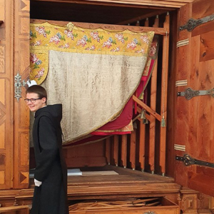 Frater Raphael beim Einsortieren in die Schränke