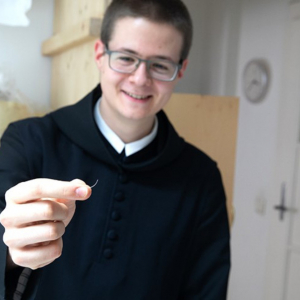 Frater Raphael mit Nadel