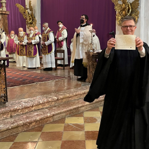 Profess Frater Jakobus zeigt dem Volk die unterschriebene Professurkunde