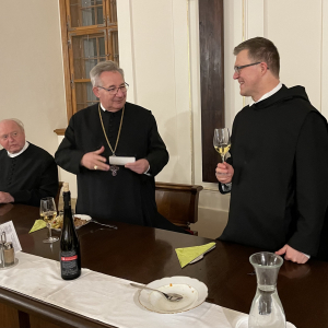 Profess P. Jakobus Abt gratuliert beim mitbrüderlichen Beisammensein im Refektorium