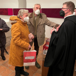 Profess P. Jakobus Coronabedingt entfiel die Agape - alle bekamen ein Bschoadpinckerl