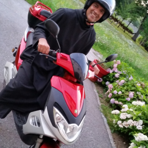 Father Sheen_Aushilfsfahrt mit E-Roller