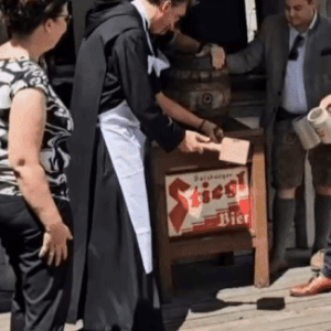 Stiftsschank_Eroeffnung_Bier-anzapfen_1_GIF-VIDEO