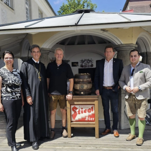 Stiftsschank_Eroeffnung_Bier-anzapfen
