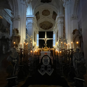 ST25_Tumba mit Kerzen (3)