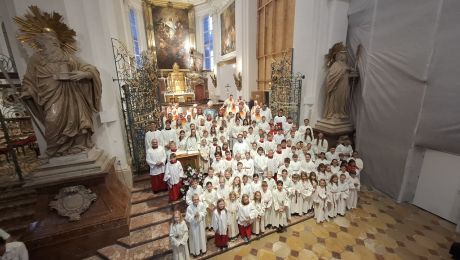 Guppenfoto mit Ministrantinnen und Ministranten vor dem Hochaltar in der Stiftskirche Kremsmünster