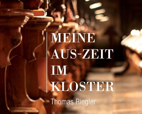 Meine Auszeit im Kloster von Thomas Riegler. Coverbild ist eine Aufnahme der Gebetsbestuhlung der Mönche.