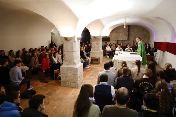 Panoramaaufnahme der heiligen Messe beim Treffpunkt Benedikt in der Michaelskapelle.
