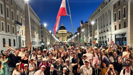 Eine Gruppe junger Leute in Rom mit österreichischer Flagge, im Hintergrund der Petersdom