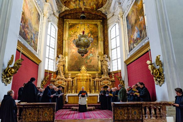 Klostergemeinschaft Stift Kremsmuenster vor einem goldenen Altar