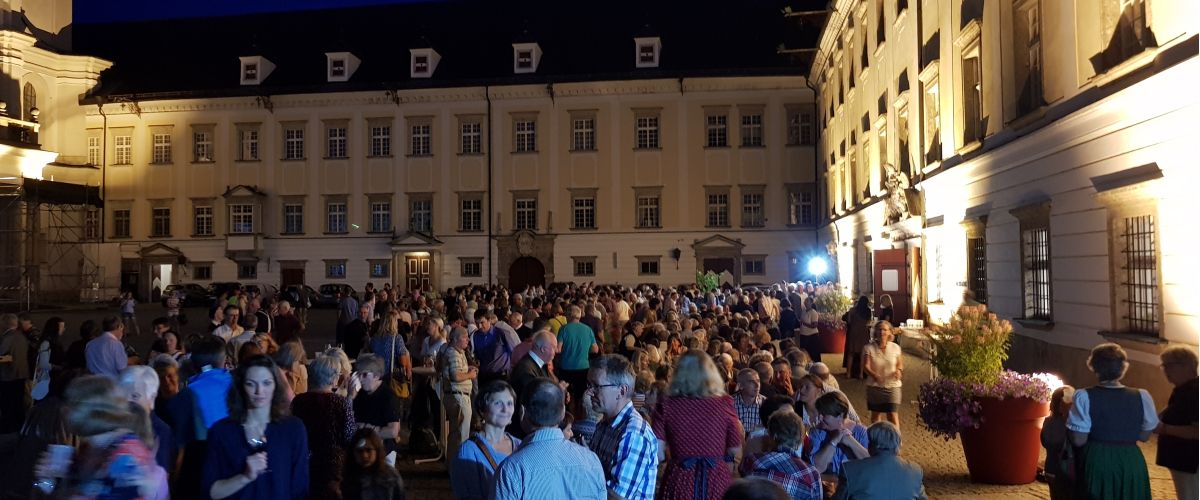 Große Menschenansammlung bei einer nächtlichen Veranstaltung im Prälatenhof