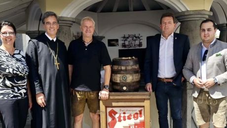 Abt Bernhard Eckerstorfer beim Bieranzapfen mit den neuen Pächtern der Stiftsschank