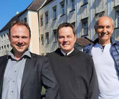 der Pfarrvorstand der neuen Pfarre Tassilo-Kremsmünster - drei Männer mit Blick in die Kamera