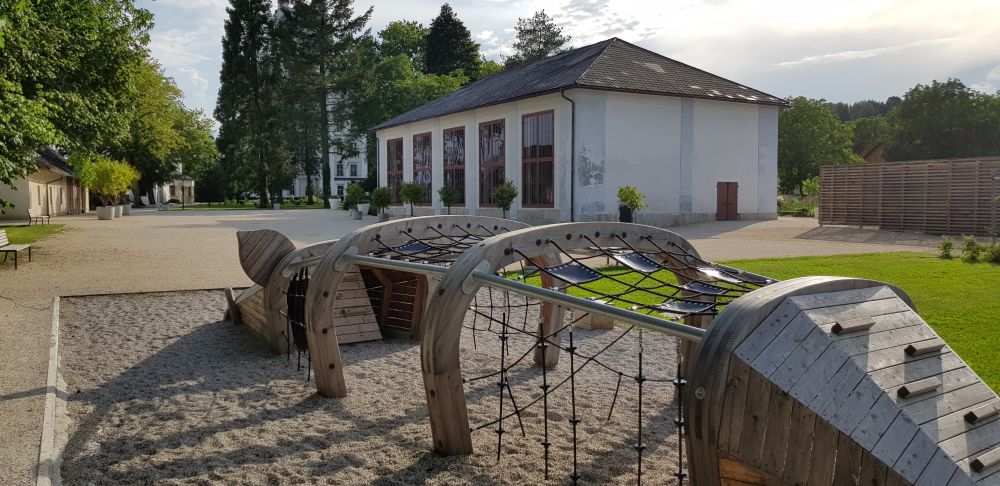 Ein großes hölzernes Wildschwein direkt am Feigenhaus bietet Platz zum Klettern und Spielen für Kinder