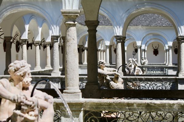 Wasser sprudelt aus den Krügen der Steinfiguren in die Fischkalter. Die offenen Gänge des Klosters beeindrucken mit deren Steinsäulen und vielen mächtigen Geweihen an den Wänden.