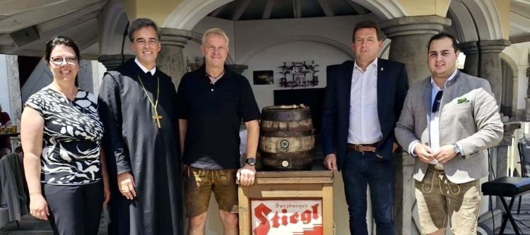 Abt Bernhard Eckerstorfer beim Bieranzapfen mit den neuen Pächtern der Stiftsschank