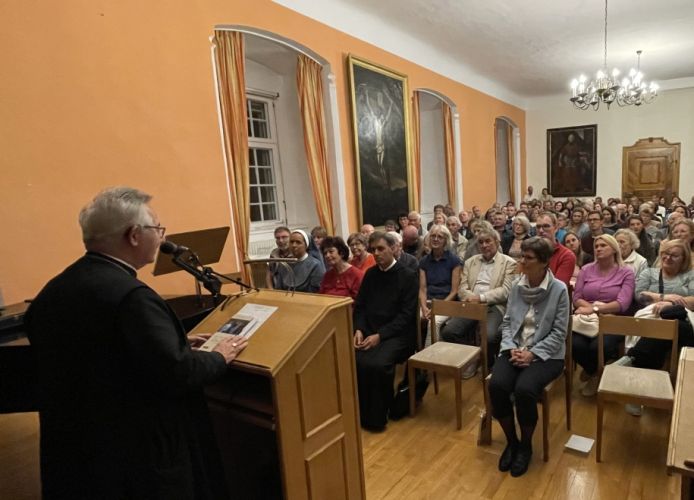 Schulterblick in das aufmerksame Publikum: Abt em. Ambros referiert bei Mehrwert Glaube