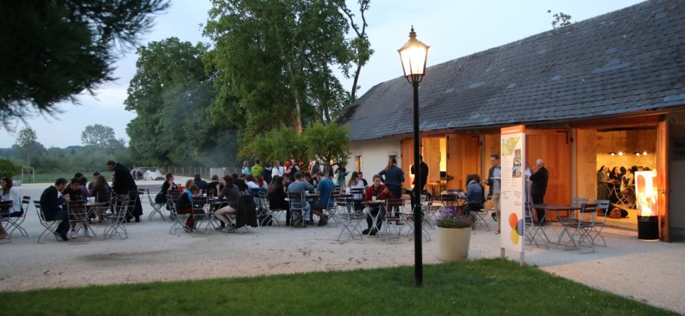 Eine Outdoor Veranstaltung im Stiftsheuriger. Die Tore stehen offen, im Gebäude wirkt es hell und gemütlich.
