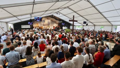 Die Jungfamilien versammeln sich im Zelt zur heiligen Messe