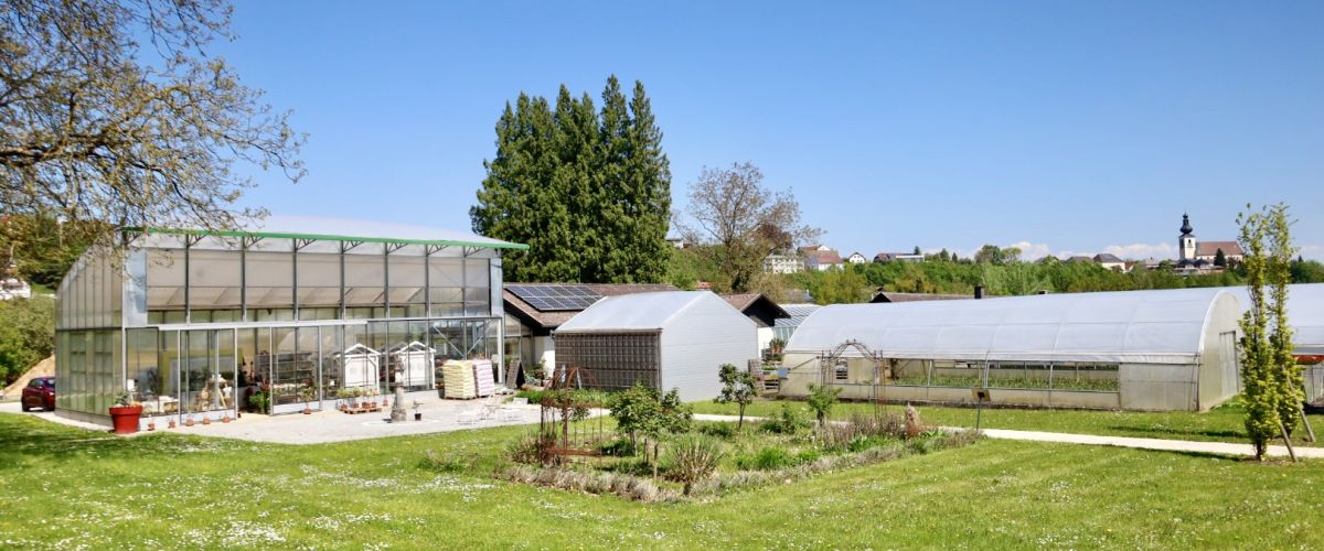 Panoramaaufnahme der Stiftsgärtnerei mit Kaplaneikirche Kirchberg im Hintergrund