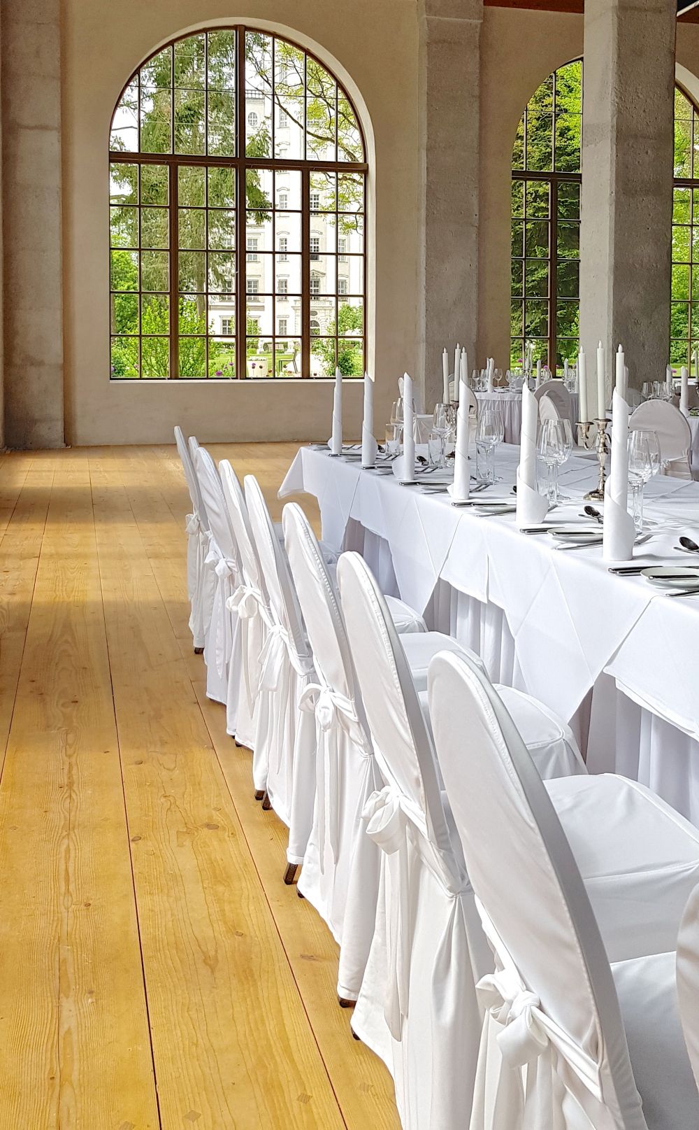 Dekorierter Tisch für Hochzeitsgesellschaft im Feigenhaus