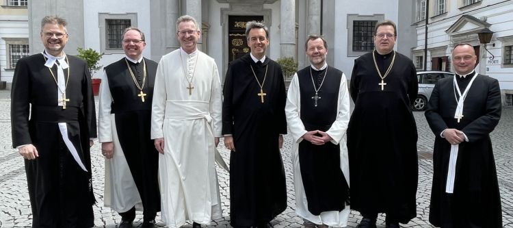 Eine Personengruppe von sieben Äbten mit Blick in die Kamera